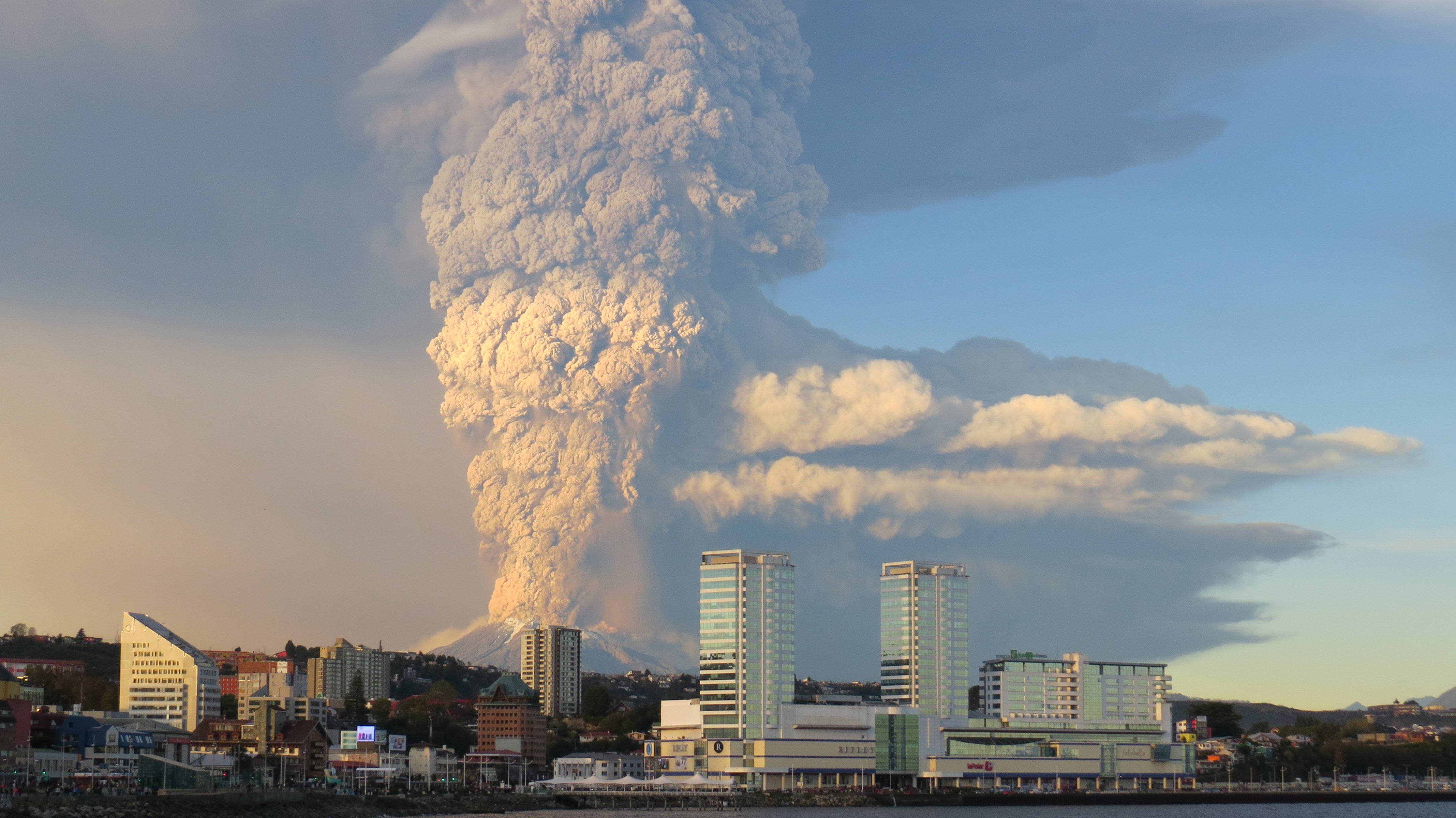 Side view of the eruption of Calbuco, Chile.